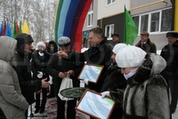 06.03.2013. Депутаты вручают ключи в микрорайоне Затон